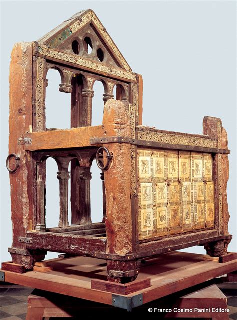 Foto dell'antica Cattedra di San Pietro in legno con placchette in avorio