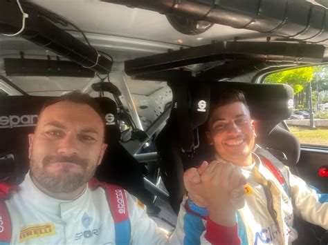 Ritratto fotografico di Rosario Siragusano all'interno di un abitacolo da rally durante una sessione di ricognizioni
