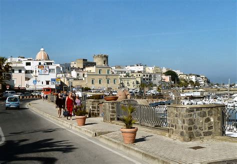 Veduta di Piazza Municipio a Forio d'Ischia con la chiesa di San Francesco
