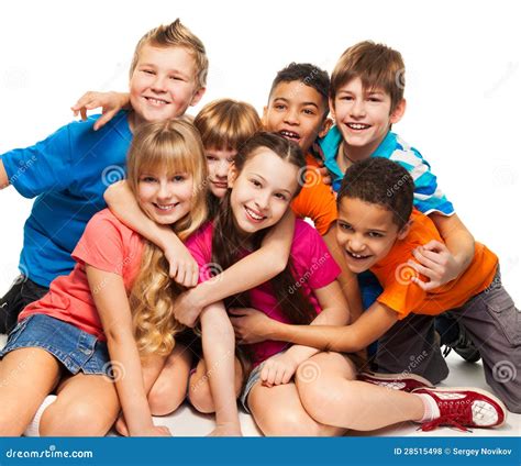 Foto di gruppo di bambini sorridenti che partecipano a un'attività di gioco all'aperto in un campo estivo