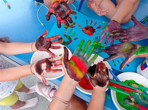 Foto di bambini che colorano disegni di torte in un ambiente festivo