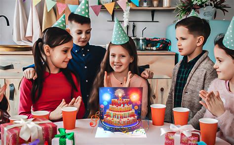 Scena di festa di compleanno con bambini che colorano