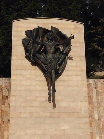 Scultura della quinta stazione della Via Crucis monumentale a San Giovanni Rotondo con Padre Pio