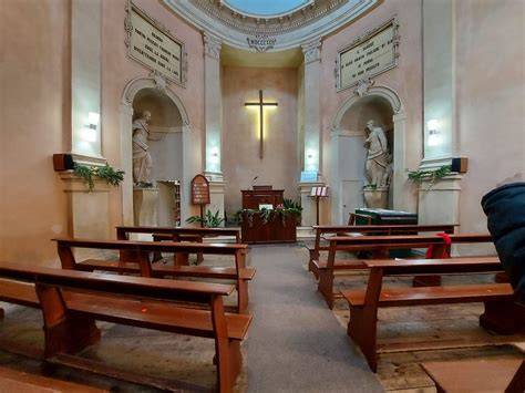Foto della facciata della Chiesa Valdese di Mantova con lo stemma