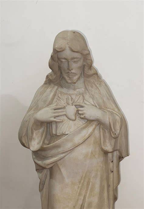 Scultura del Sacro Cuore di Gesù con dettagli visibili