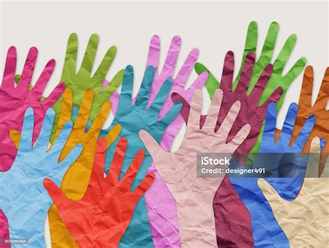 Collage di immagini rappresentative dei 10 anime ecchi consigliati, con i loro protagonisti.