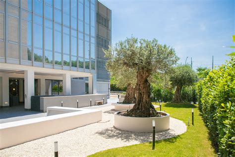 Foto esterna o interna di una clinica oculistica moderna a Caserta