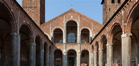 Interno della Basilica con l'organo monumentale e il coro intagliato
