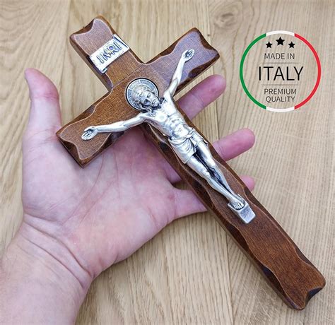 Collezione di crocifissi in legno di diversi stili (romanico, barocco, moderno)