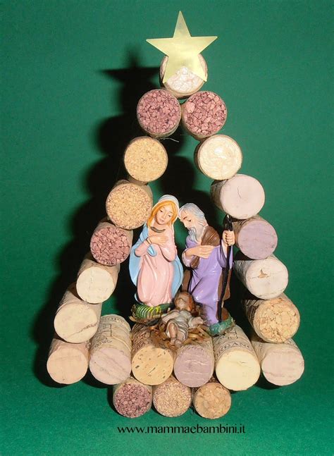 Statuine del presepe realizzate con tappi di sughero e mollette