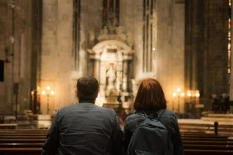 Coppia in preghiera in una chiesa
