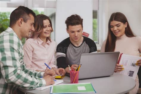 immagine di un gruppo di persone che studiano la Bibbia insieme