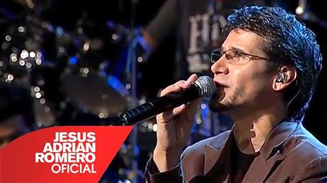 Foto di Jesús Adrián Romero durante un concerto o una conferenza, con un pubblico numeroso