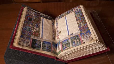 Fotografia dell'esemplare originale della Bibbia del 1556 con dettagli delle incisioni e delle annotazioni marginali