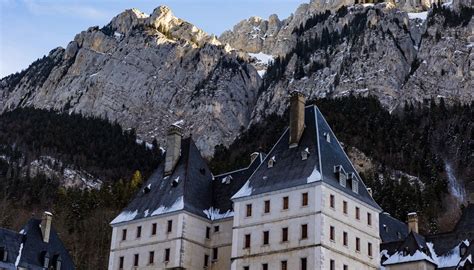 Foto panoramica del monastero della Grande Chartreuse immerso nel massiccio montuoso