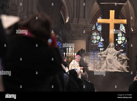 Arcivescovo di Parigi Laurent Ulrich con le vesti disegnate da Castelbajac durante la cerimonia di riapertura di Notre Dame