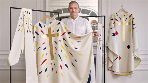 Schizzi o dettagli delle vesti liturgiche disegnate da Jean-Charles de Castelbajac per Notre Dame