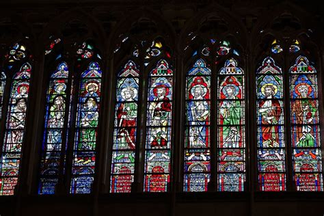 Dettaglio delle vetrate di Notre Dame, mostrando i colori principali che hanno ispirato le vesti
