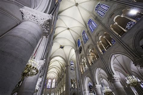 Interno restaurato della Cattedrale di Notre Dame di Parigi, mettendo in risalto la luminosità e i colori