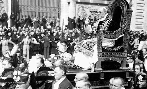 Pio XII visita i quartieri bombardati di Roma durante la Seconda Guerra Mondiale