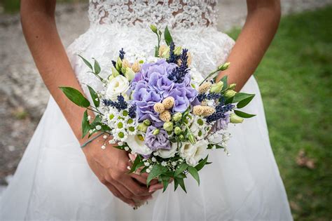 Bouquet da sposa con rose, lavanda e ortensie sui toni del lilla e bianco