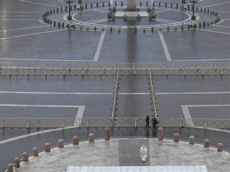 Foto di Papa Francesco in Piazza San Pietro vuota
