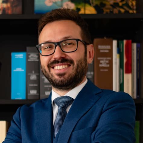 Foto ritratto dell'avvocato Enrico Madonna