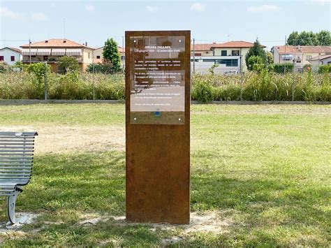 Esempi di targhe commemorative esposte in luoghi pubblici