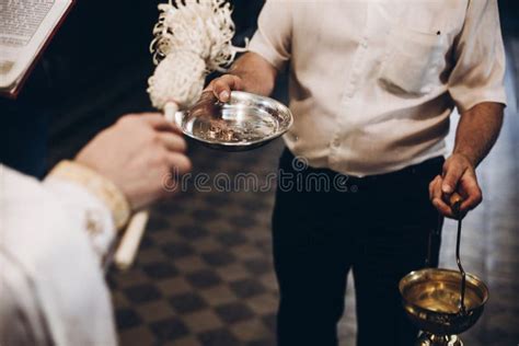 Immagine di acqua santa o di una mano che benedice un oggetto