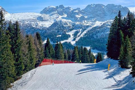 Foto panoramica dell'ingresso dei Magazzini F a Madonna di Campiglio con insegna visibile