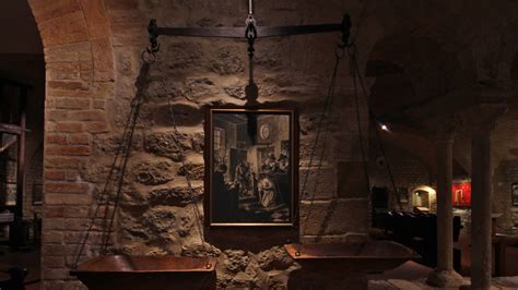 Interno di un museo della tortura con esposizione di strumenti