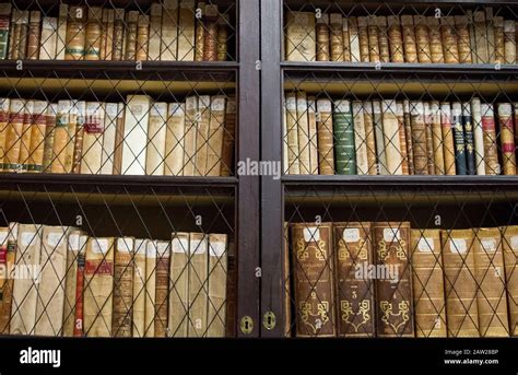 Foto d'epoca di una biblioteca antica con scaffali pieni di volumi rilegati