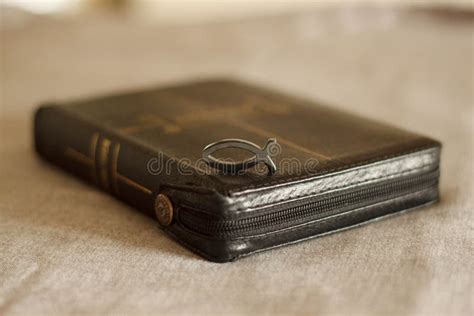 Primo piano della rilegatura in pelle di vitello di un libro antico, mostrando i motivi goffrati e le borchie metalliche