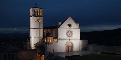 Foto panoramica della Cattedrale di Cosenza durante una celebrazione solenne