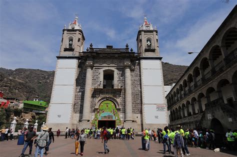 Santuario di Chalma nel paesaggio montano messicano