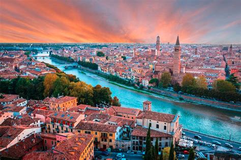 Vista panoramica di Verona con l'Adige e i principali complessi religiosi storici