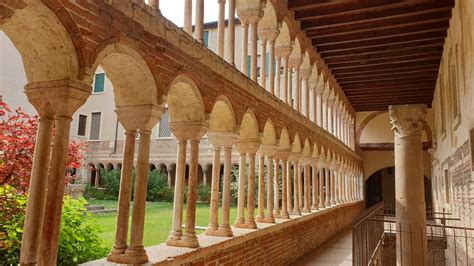 La Biblioteca Capitolare di Verona, accanto al Duomo