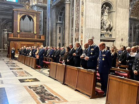 Foto moderna della Gendarmeria Vaticana durante una cerimonia o un servizio di scorta al Papa