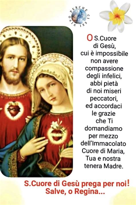 Famiglia in preghiera davanti a un'immagine del Sacro Cuore di Gesù