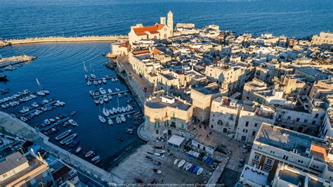 Foto panoramica del centro storico di Giovinazzo e delle sue caratteristiche vie