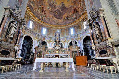Facciata della Chiesa della Santissima Annunziata di Presenzano, con dettagli dello stile romanico