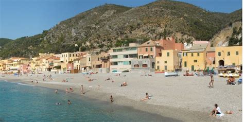 Lungomare di Varigotti con palme, spiaggia e case colorate