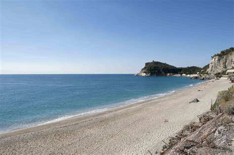 Vista panoramica della Baia dei Saraceni a Varigotti con le falesie bianche