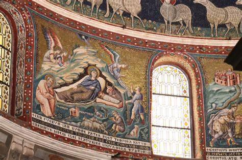 Mosaico della facciata di Santa Maria in Trastevere con la Madonna e il Bambino