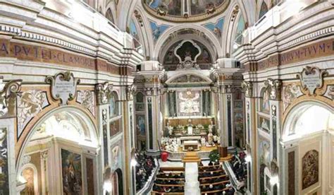 Interno della Basilica della Madonna del Pozzo con l'altare maggiore