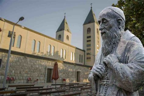 Statua di San Leopoldo Mandic che confessa un penitente