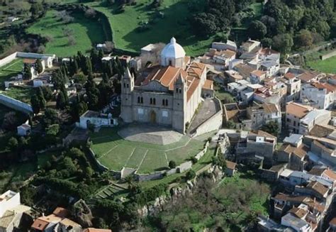 Veduta panoramica del colle Bardosu con la Basilica di Santa Maria ad Nives a Cuglieri