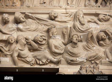 Dettaglio della facciata neogotica e dei bassorilievi marmorei della Basilica