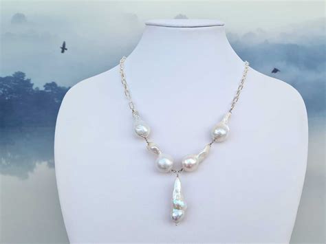 Foto di alta qualità di una collana rosario artigianale con perle naturali e dettagli in metallo prezioso.