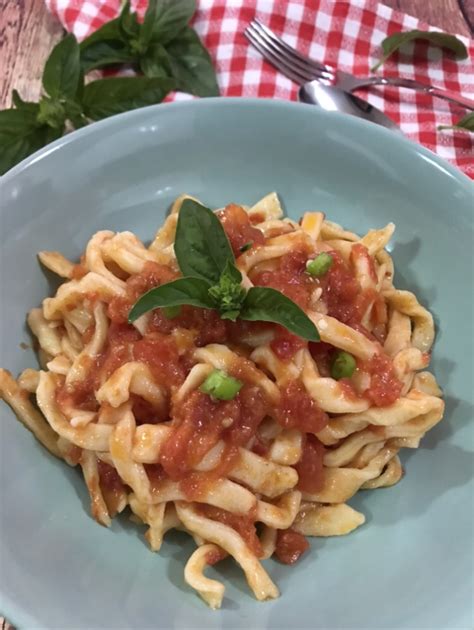 Ingredienti freschi per gli scialatielli al pomodoro e basilico